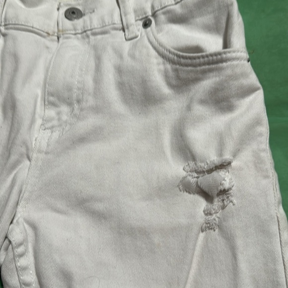 Boys Levi’s White Distressed Shorts - Picture 2 of 6